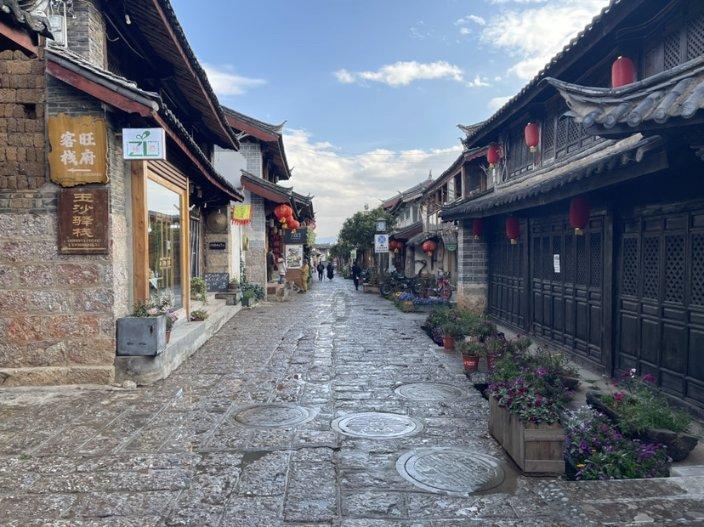 小孩脸上突然长出好多红色小痘痘,是什么原因呢?,解决你的疑惑